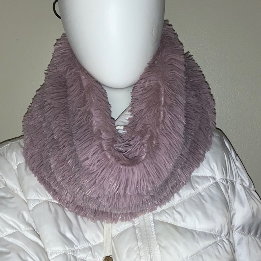 Icing Fluffy Rose Infinity Muffler